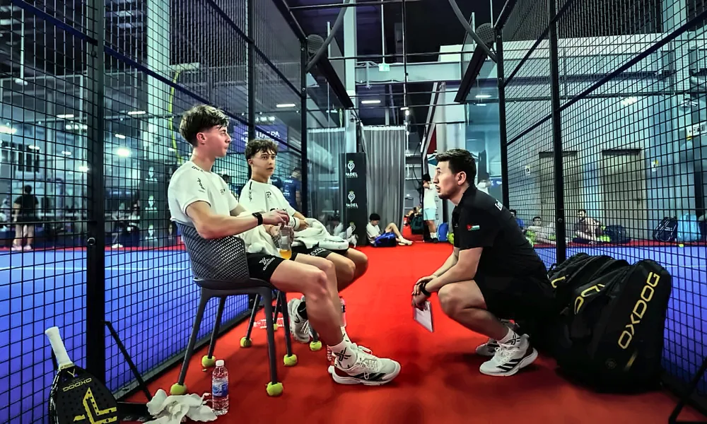 Emilio Zwenger in coaching a bordo campo ad Abu Dhabi
