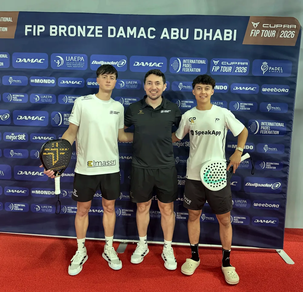 Emilio Zwenger con Alonso Calvache Smirnova e il suo compagno al FIP Bronze DAMAC Abu Dhabi